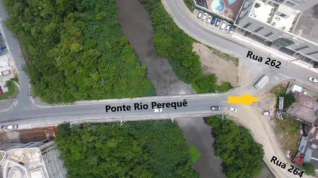 Vista aérea do Rio Perequê e da Ponte Rio Perequê junto às ruas 262 e 264 em Itapema/SC, para determinação do valor de área de APP.