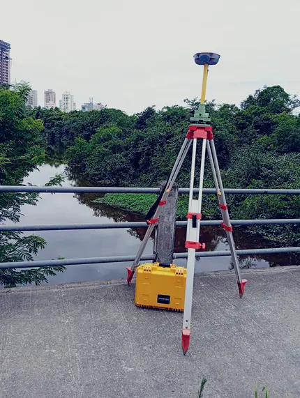 Receptor GNSS RTK utilizado em levantamento topográfico próximo ao curso de água em área de APP.