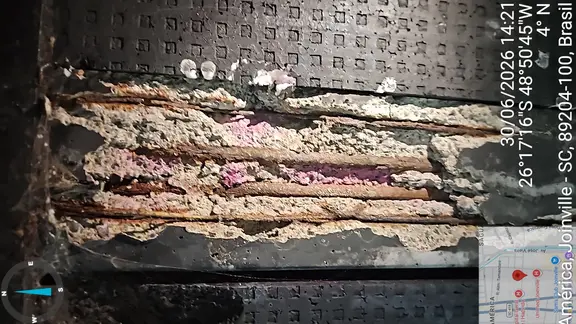 Perda do concreto de cobrimento e exposição das armaduras observadas durante inspeção técnica.