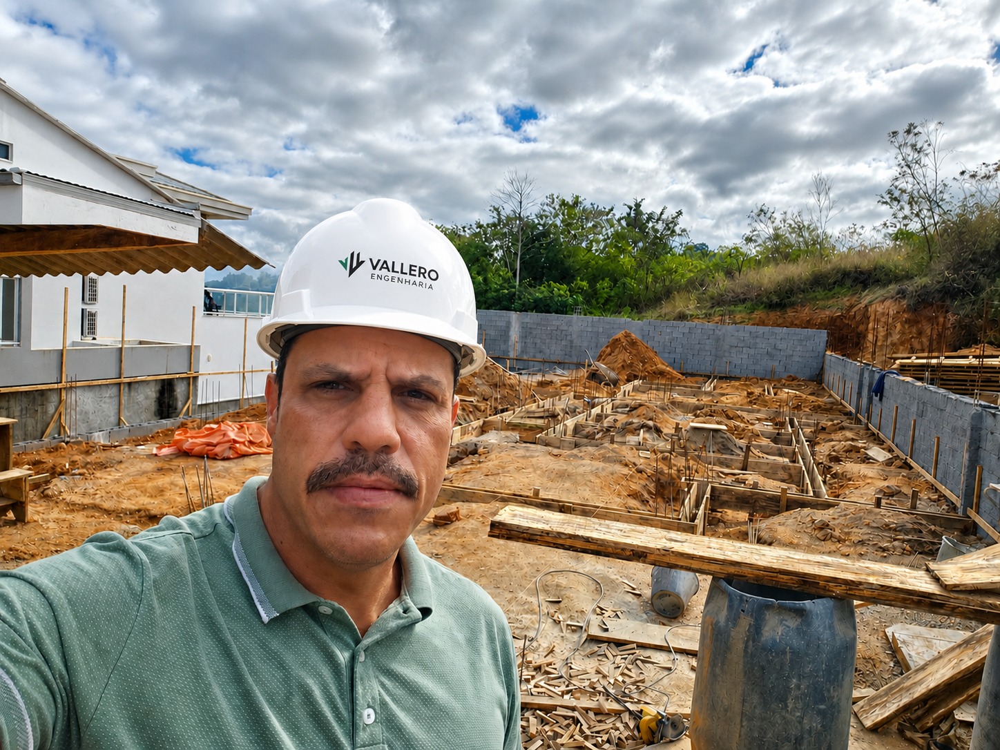 Engenheiro Vallero em obra conferindo armaduras das fundações e vigas baldrames de prédio com 5 pavimentos.