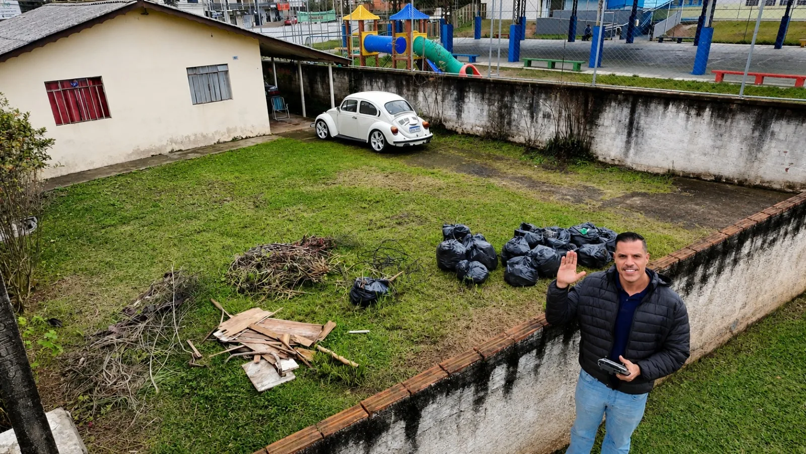 Vistoria Cautelar de Vizinhança em Imóvel Residencial — Vallero Engenharia Engenheiro da Vallero Engenharia realizando vistoria cautelar de vizinhança, registrando as condições do imóvel vizinho antes do início da obra