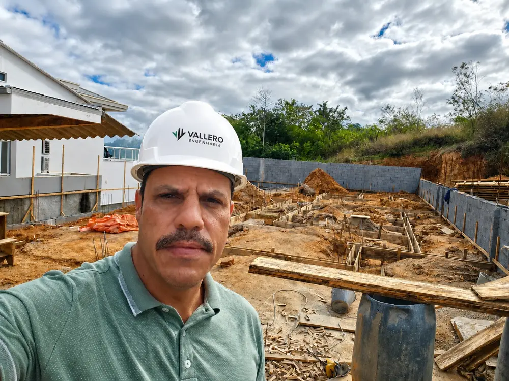 Engenheiro Marcelo Vallero em obra, responsável técnico pela Vallero Engenharia.
