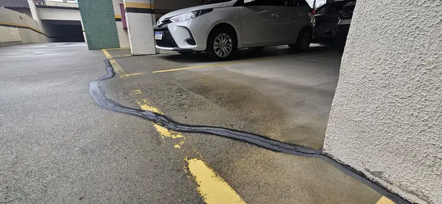 Fissuras em laje de concreto do estacionamento identificadas durante inspeção predial